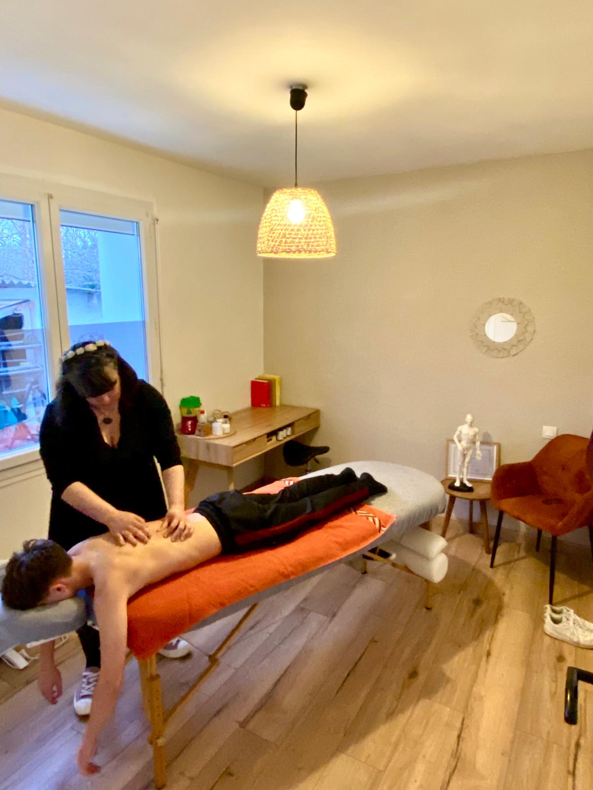 Illustration d’une séance de soins énergétiques – service proposé par Johanna